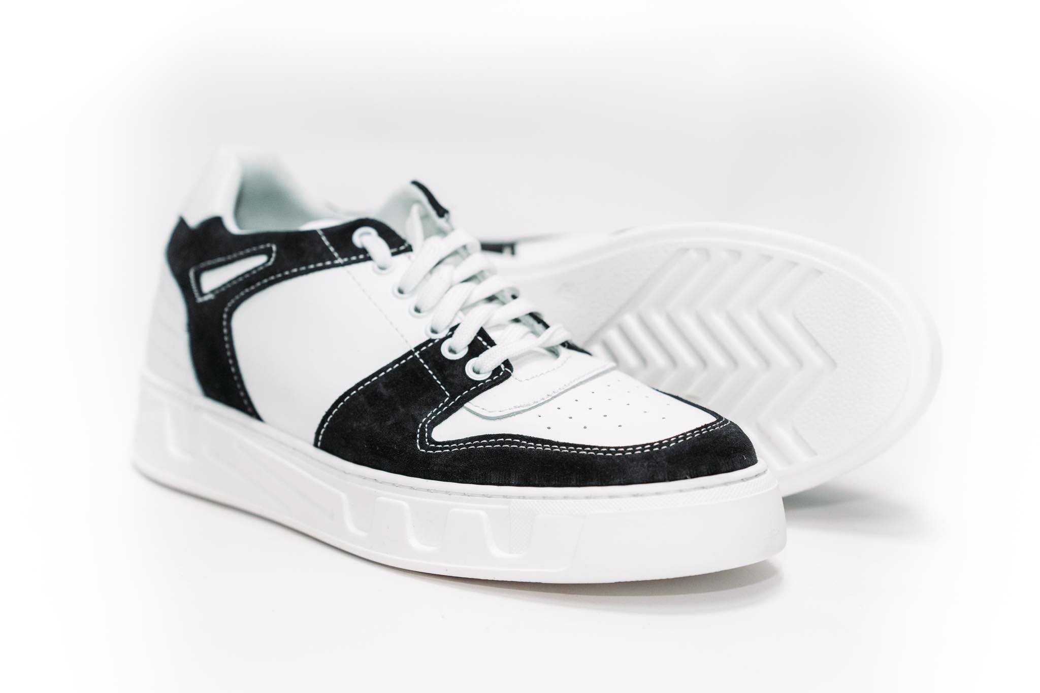 MR 07 White Sneakers - Image 3
